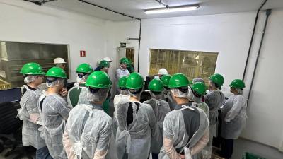 Acadêmicos de Medicina Veterinária da Unicentro visitam a Fábrica de Rações Coprossel